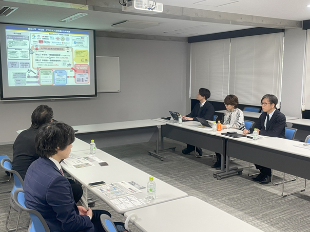 デジタル庁 浅沼 尚デジタル監が情報融合学環、半導体クリーンルームを訪問