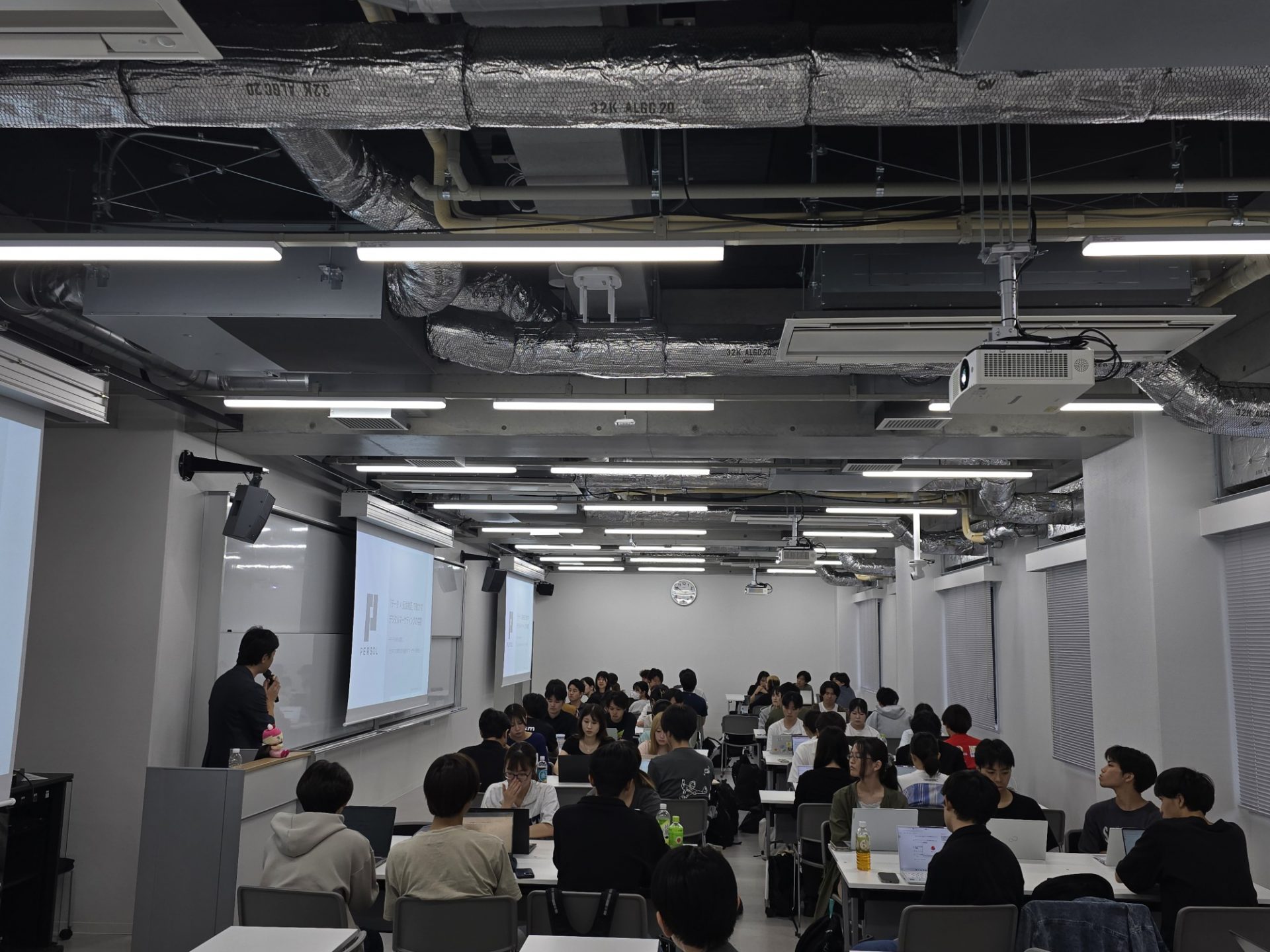 3年次科目「デジタルマーケティング」では、パーソルテンプスタッフ株式会社より講師をお迎えし、特別講義を実施しました！